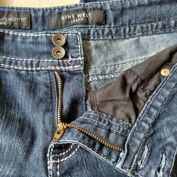 Nine West Capri Jeans Size 8 Embellished Bling Flap Pockets Date Night Fit - Picture 6 of 10